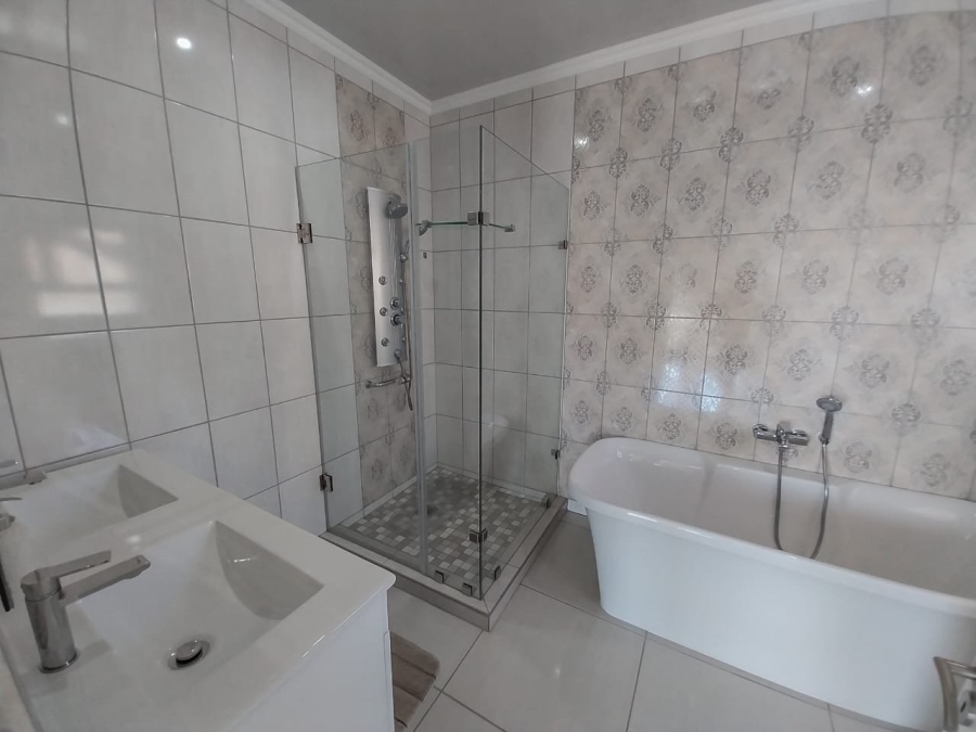 5 Bedroom Property for Sale in Meerhof North West